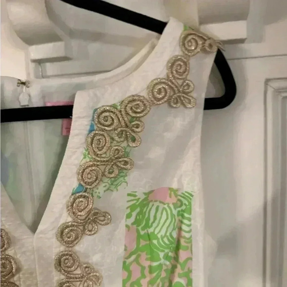 Lilly Pulitzer sleeveless dress with embroidered V-Neck Line. Size 6 - Picture 4 of 10